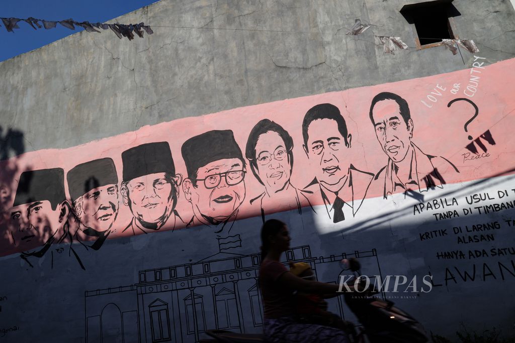 Mural bergambar wajah Presiden pertama RI Soekarno hingga Presiden Joko Widodo menghiasi tembok rumah warga di kawasan Petukangan Selatan, Pesanggrahan, Jakarta Selatan, Sabtu (14/1/2023). Suhu politik Tanah Air mulai menghangat menjelang Pemilu 2024.