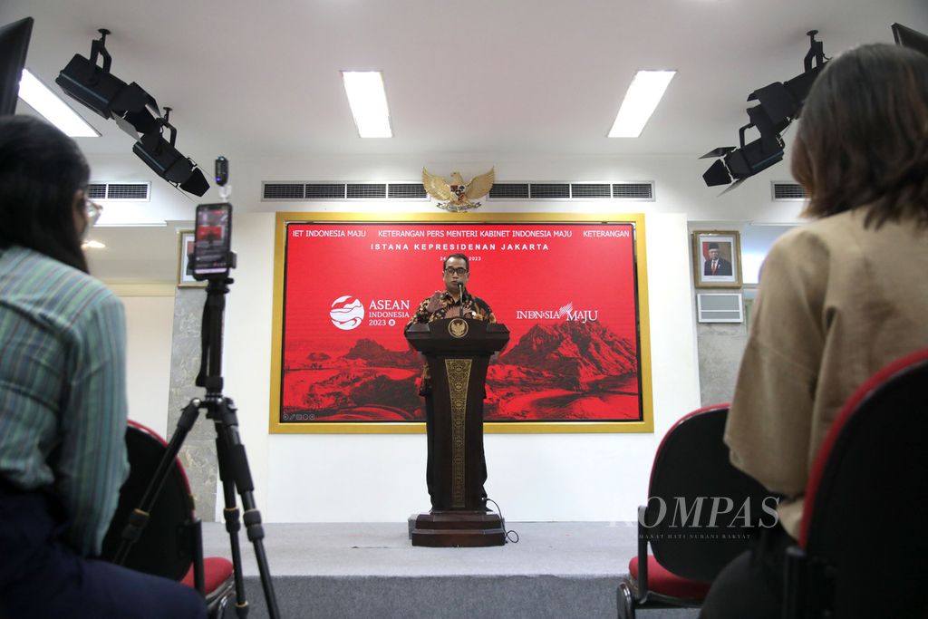 Menteri Perhubungan Budi Karya Sumadi menyampaikan keterangan kepada wartawan terkait persiapan arus mudik Lebaran di Kompleks Istana Kepresidenan Jakarta, Jumat (24/3/2023). 