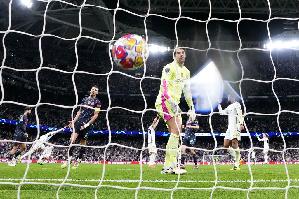 Gelandang Real Madrid, Federico Valverde, mencetak gol ke gawang Manchester City pada laga perempat final Liga Champions, Rabu (10/4/2024) dini hari WIB.