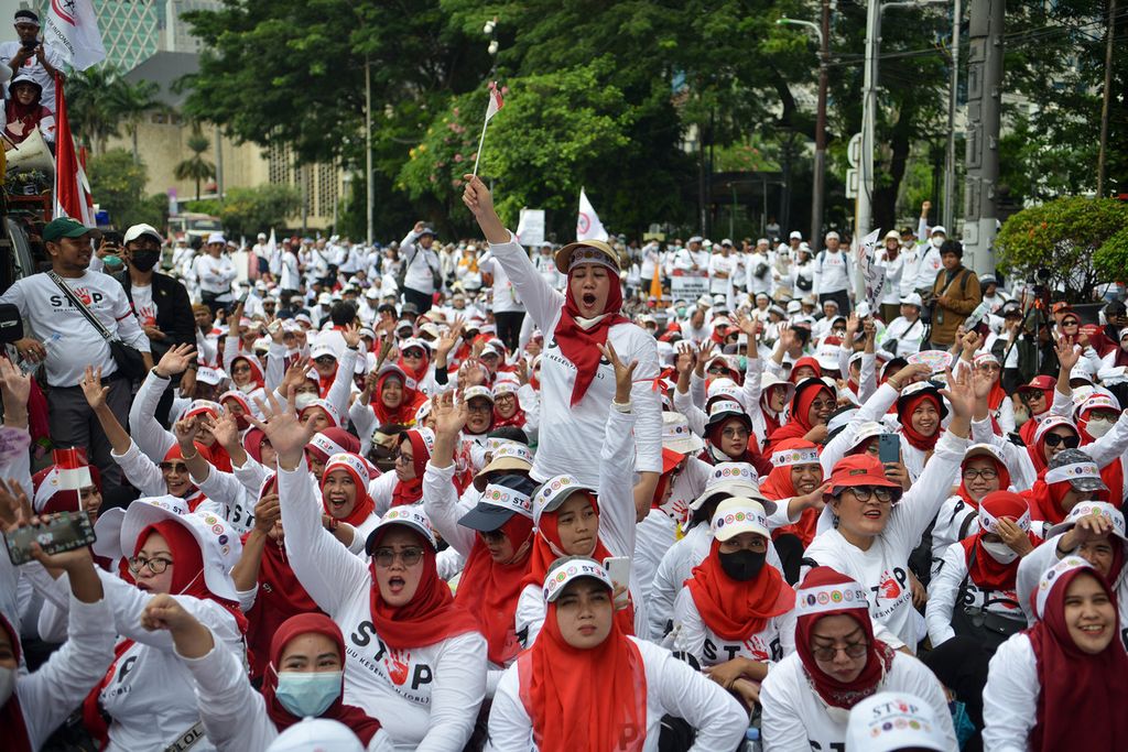 Para tenaga kesehatan menyuarakan penolakan terhadap Rancangan Undang-Undang (RUU) <i>omnibus law</i> Kesehatan di kawasan Patung Kuda Arjuna Wiwaha, Jakarta Pusat, Senin (8/5/2023). 