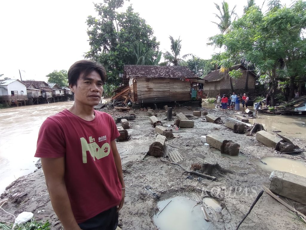 Rumah warga yang tersapu aliran Sungai Cibanten, Kota Serang, Rabu (2/3/2022).