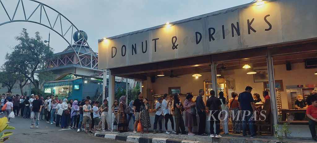 Pengantre menahan gerah demi mencicipi rasa produk OO Donut&amp;Drinks di Melawai, Blok M, Jakarta Selatan, Sabtu (4/5/2024).