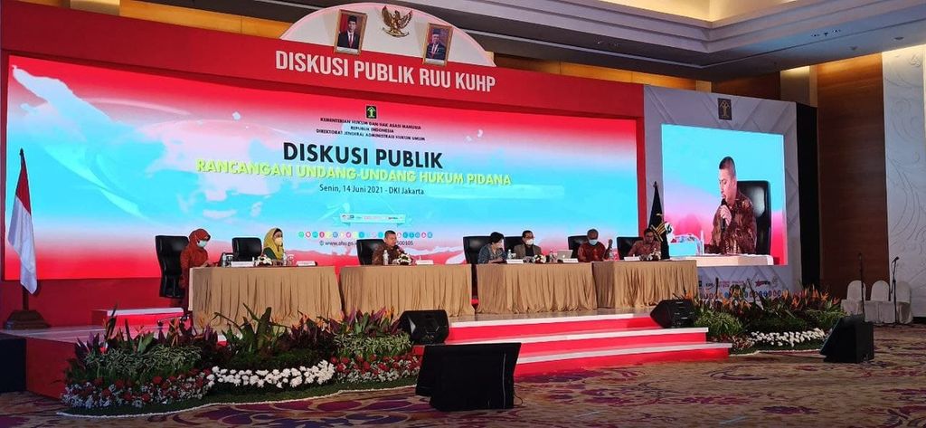 Tim ahli penyusun Rancangan Kitab Undang-Undang Hukum Pidana (RKUHP) menyampaikan sosialisasi perubahan rancangan undang-undang, terutama pada 14 isu krusial yang mendapatkan perhatian lebih dari masyarakat di Jakarta, Senin (14/6/2021).
