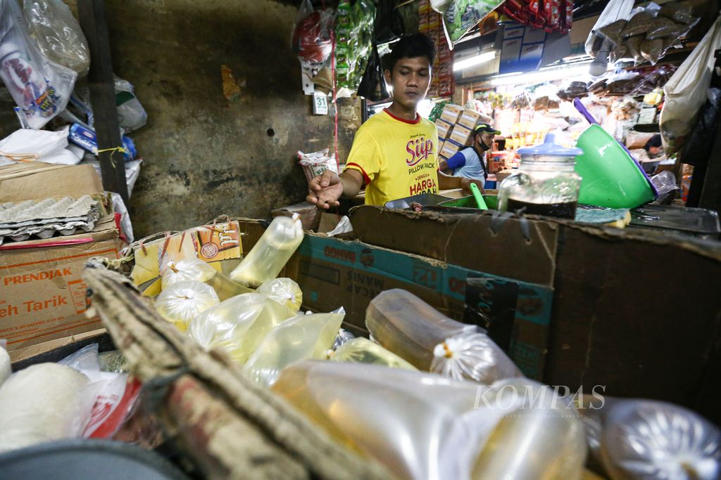 Seorang pedagang mengemas minyak goreng curah di pasar Kebayoran Lama, Jakarta Selatan, Senin (30/1/2022). 