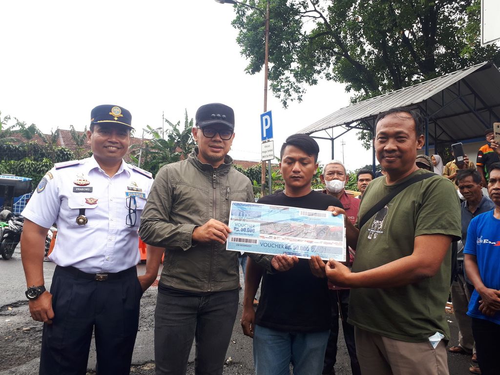 Penyerahan simbolis yang dilakukan oleh Wali Kota Bogor Bima Arya didampingi oleh Kepala Dinas Perhubungan Kota Bogor Eko Prabowo kepada dua sopir angkot di Teriminal Baranangsiang, Kota Bogor, Jawa Barat pada Jumat (11/11/2022).