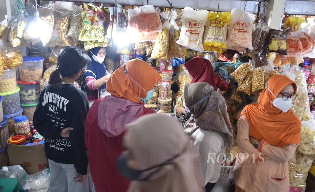Pengunjung membeli aneka kue kering di Pasar Tambahrejo, Kota Surabaya, Jawa Timur (20/4/2022). Penjualan makanan untuk kebutuhan Lebaran kini mulai meningkat. Dalam satu pekan terakhir, warganet banyak berinteraksi dengan topik informasi kebutuhan Lebaran, salah satunya adalah persiapan makanan saat hari raya Idul Fitri.