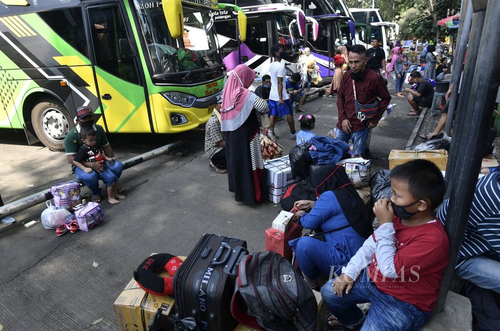 Penumpang menunggu keberangkatan bus di Terminal Poris Plawad, Kota Tangerang, Banten, Rabu (22/4/2020).