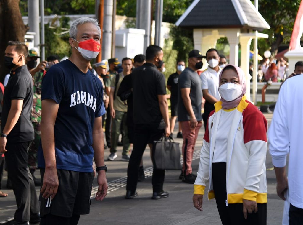 Gubernur Jawa Tengah Ganjar Pranowo bergabung dengan rombongan Presiden Joko Widodo dengan berjalan santai di sepanjang Jalan Slamet Riyadi, Kota Surakarta, Minggu, 7 Agustus 2022.