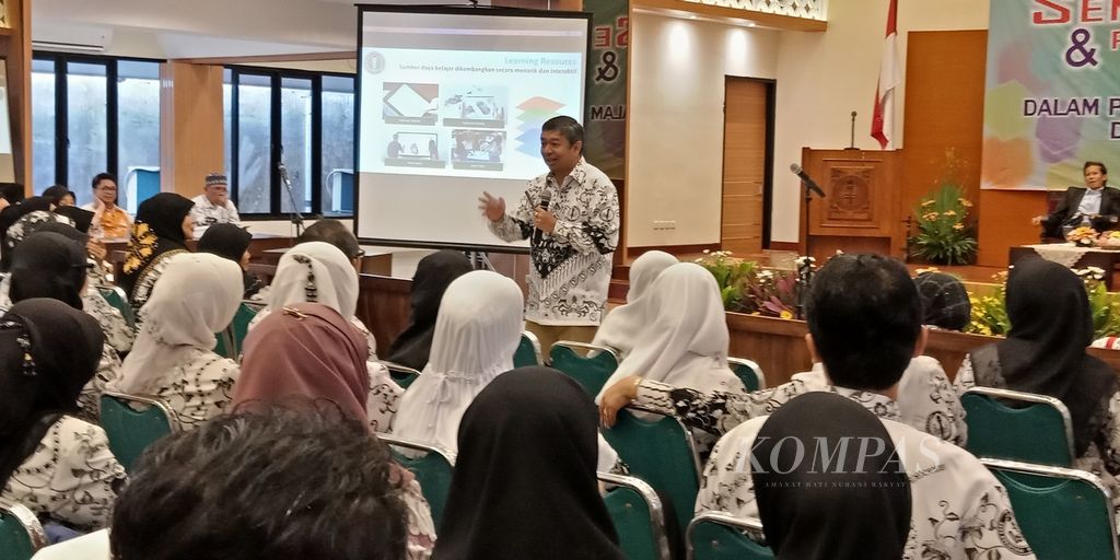 Ketua Divisi Persatuan Guru Republik Indonesia (PGRI) Richardus Eko Indrajit menjelaskan pentingnya memperkuat pedagogi siber bagi guru di era pembelajaran digital. PGRI membentuk Asosiasi Profesi dan Keahlian Sejenis (APKS) untuk memperkuat guru di bidang yang sama.