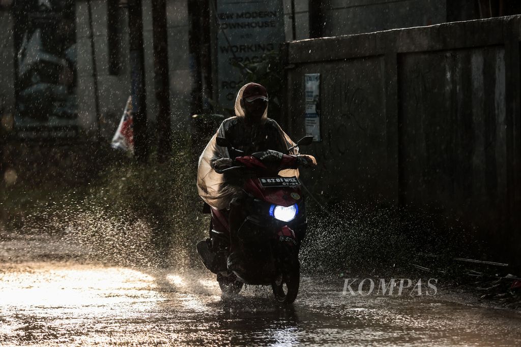 Pengendara sepeda motor menembus hujan deras yang mengguyur kawasan Pondok Cabe, Tangerang Selatan, Banten, Senin (8/5/2023). Perubahan cuaca dari panas ke hujan patut diwaspadai saat musim pancaroba seperti saat ini. 