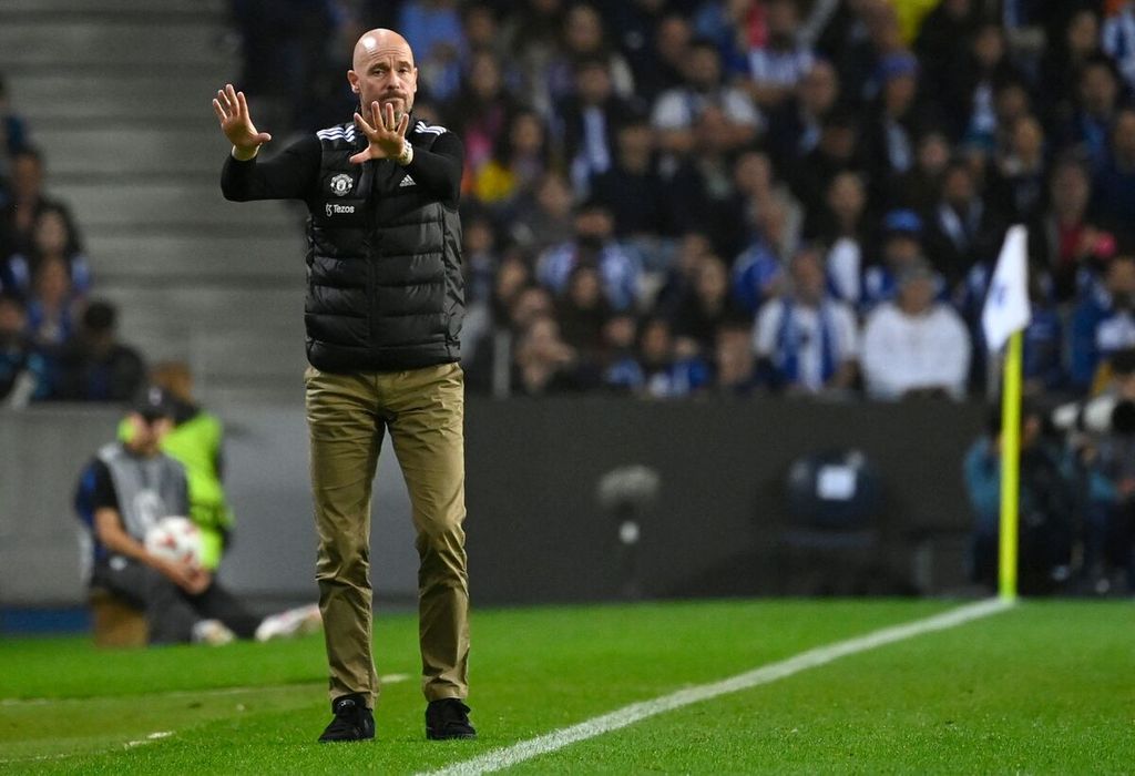 Manajer Manchester United Erik Ten Hag memberikan instruksi kepada para pemainnya saat laga Liga Europa melawan Porto di Porto, Jumat (4/10/2024) dini hari WIB. Laga berakhir imbang 3-3.