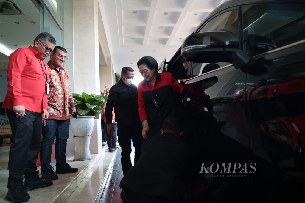 Ketua Umum PDI Perjuangan Megawati Soekarnoputri disambut Sekretaris Jenderal PDI-P Hasto Kristiyanto sebelum mengumumkan bakal calon wakil presiden mendampingi bakal calon presiden Ganjar Pranowo (tengah) di kantor DPP PDI Perjuangan, Jakarta, Rabu (18/10/2023). 