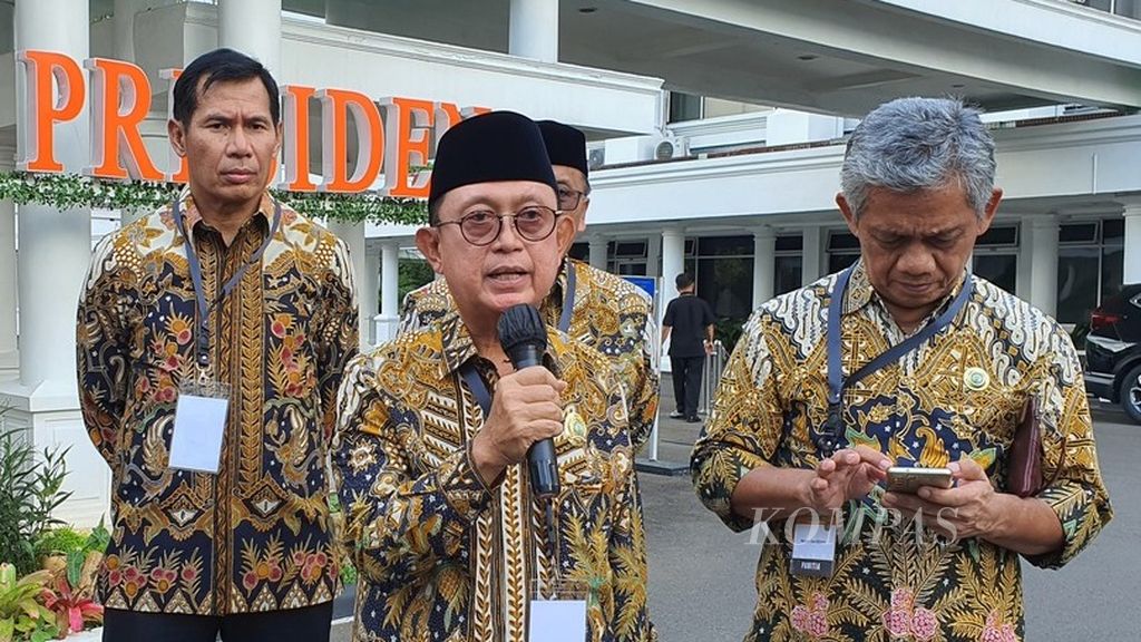 Ketua Umum Gabungan Pengusaha Kepala Sawit Indonesia (GAPKI) periode 2023-2028 Eddy Martono memberikan keterangan kepada wartawan, Rabu (12/4/2023), di Istana Wapres, Jakarta.
