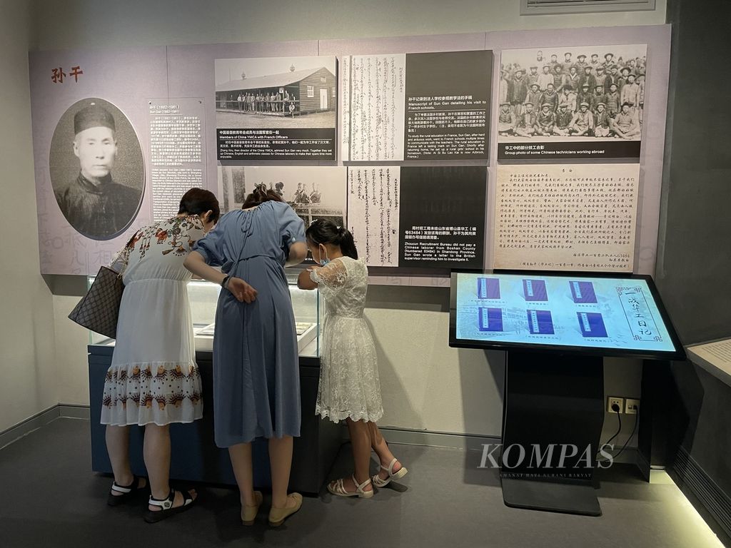 Warga mengunjungi Museum Perang Dunia I di kota Weihai, Provinsi Shandong, China, Rabu (3/8/2022). 