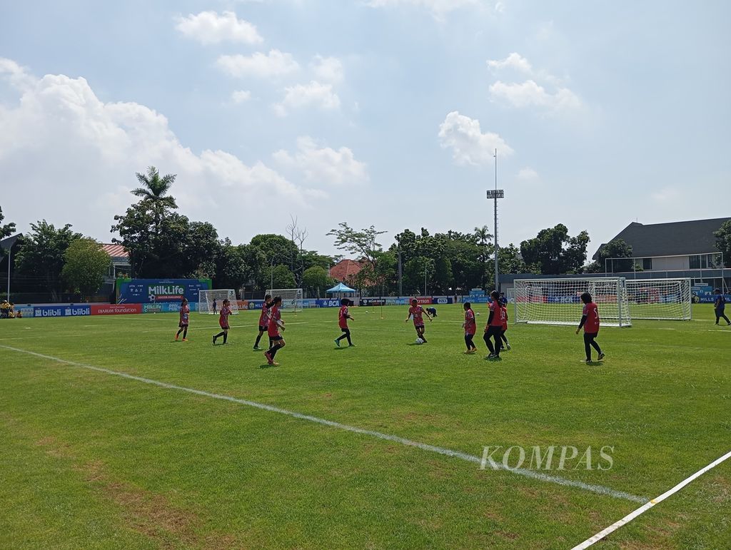 The atmosphere of the MilkLife Soccer Challenge tournament for the 10 and 12-year-old age groups by the Bakti Olahraga Djarum Foundation at Bogowonto Field, Pangkalan Marinir Surabaya, East Java, on Thursday (2/5/2024).