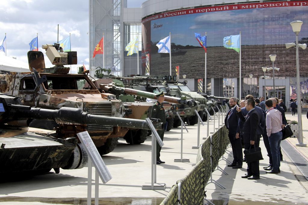 Dalam foto yang disiarkan Kementerian Pertahanan Rusia pada 12 Agustus 2024 ini sejumlah kendaraan tempur sitaan dari pasukan Ukraina dipamerkan di Moskwa, Rusia.