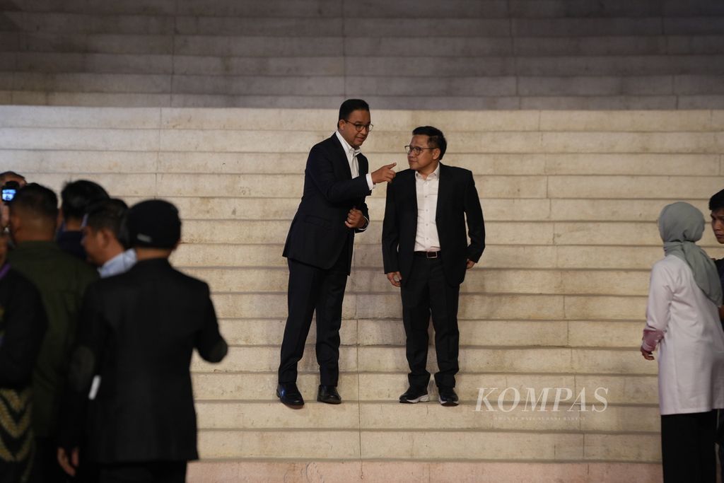 Calon presiden-wakil presiden nomor urut satu Anies Baswedan-Muhaimin Iskandar tiba di Istora Senayan, Jakarta, Minggu (7/1/2024). Tema debat ketiga calon presiden yang diadakan oleh KPU adalah pertahanan, keamanan, hubungan internasional dan geopolitik. 