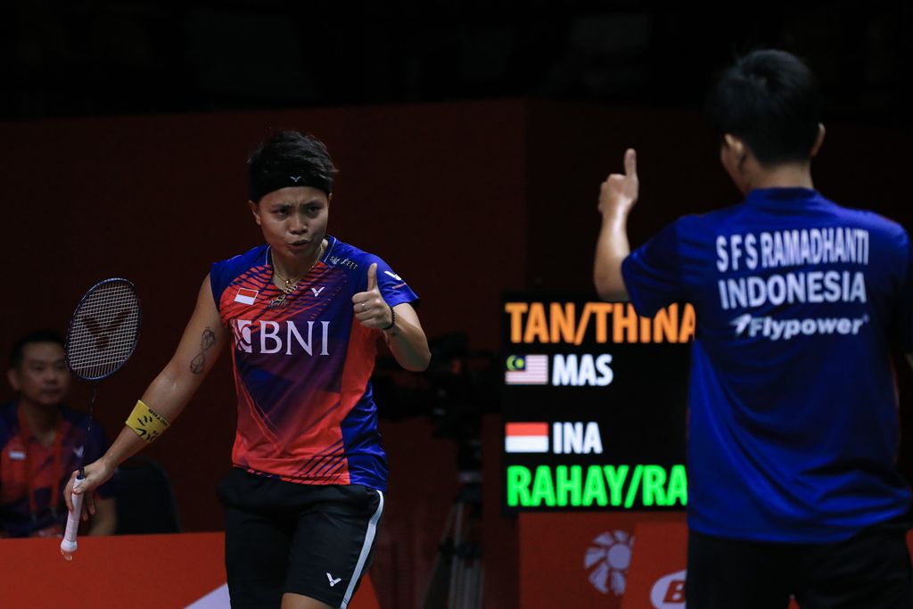 Apriyani Rahayu/Siti Fadia Silva Ramadhanti saling memberi semangat saat melawan Pearly Tan/Thinaah Muralitharan (Malaysia) pada laga Grup B Final BWF World Tour di Nimibutr Arena, Bangkok, Thailand, Rabu (7/12/2022).