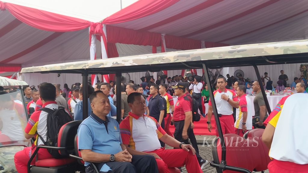 Panglima TNI Laksamana Yudo Margono (kanan) dan Kepala Staf TNI Angkatan Udara Marsekal Fadjar Prasetyo berkendara bersama dalam rangkaian acara menyambut HUT Ke-78 TNI di Kompleks Monumen Nasional, Jakarta, Minggu (24/9/2023).