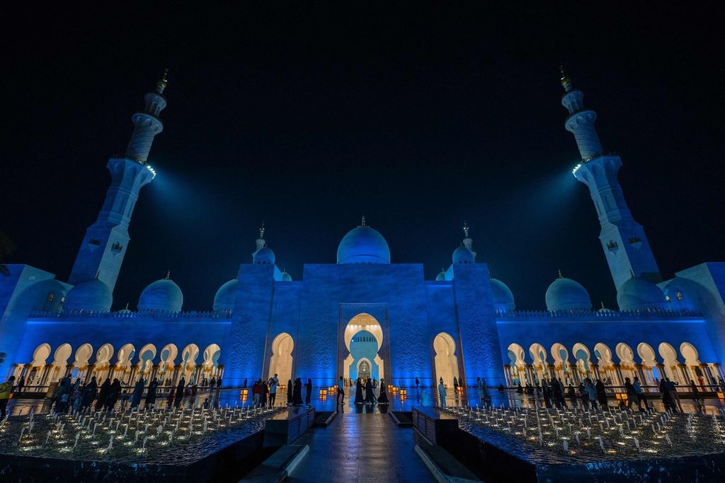Jemaah tiba untuk beribadah menyambut<i> lailatul qadar</i> di Masjid Sheikh Zayed di Abu Dhabi, Uni Emirat Arab, Sabtu (6/4/2024) dini hari waktu setempat.  