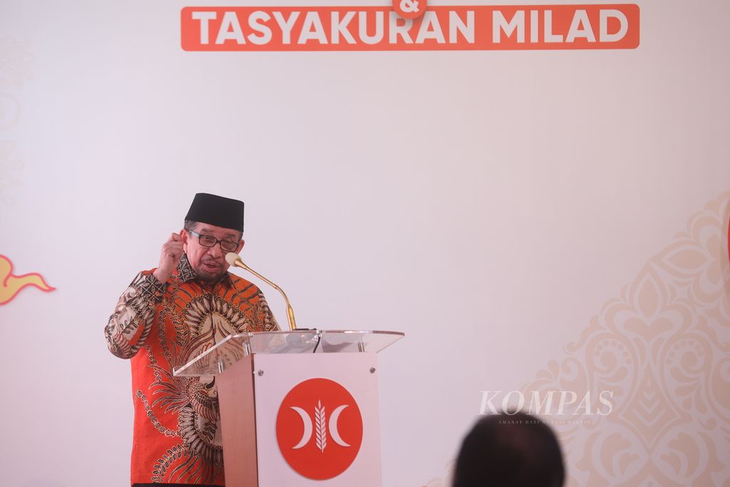 Ketua Mejelis Syuro PKS Salim Segaf Al-Jufri memberi sambutan saat Halalbihalal dan Tasyakuran Milad Ke-22 PKS di Kantor DPP PKS, Jakarta, Sabtu (27/4/2024). 