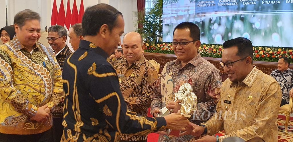 Presiden Joko Widodo memberikan penghargaan kepada lima belas kepala daerah yang dinilai berhasil mengendalikan inflasi di wilayah masing-masing, Kamis (31/8/2023). Salah satu penerima TPID Award ini adalah Bupati Tanah Datar Eka Putra (paling kanan). 