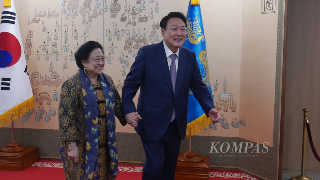 Presiden RI Kelima Megawati Soekarnoputri (kiri) digandeng Presiden Korea Selatan Yoon Suk Yeol (kanan) saat pertemuan bilateral di gedung istana kepresidenan Korea Selatan di Seoul, Rabu (11/5/2022). 