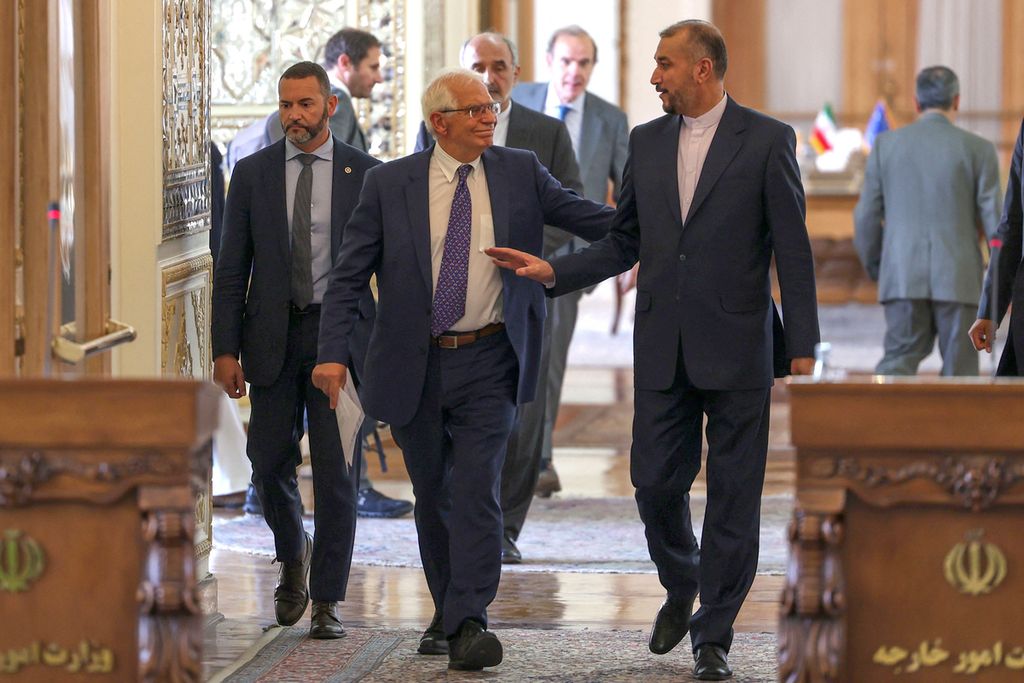 Josep Borrel (tengah), Kepala Kebijakan Luar Negeri Uni Eropa, dan Menteri Luar Negeri Iran Hossein Amir-Abdollahian (kanan) berjalan bersama sambil berbincang jelang pertemuan yang akan membicarakan soal dilanjutkannya kembali perundingan program nuklir Iran, Sabtu (25/6/2022). 