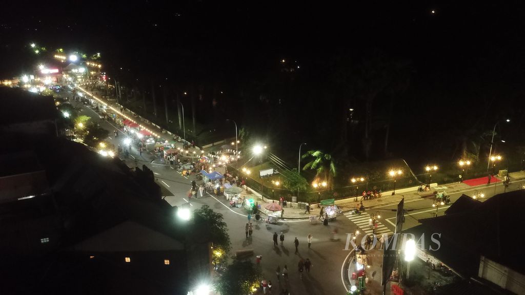 Suasana kegiatan Borobudur Car Free Night di depan pagar kompleks Taman Wisata Candi Borobudur, Kecamatan Borobudur, Kabupaten Magelang, Jawa Tengah, Sabtu (15/10/2022) malam. 