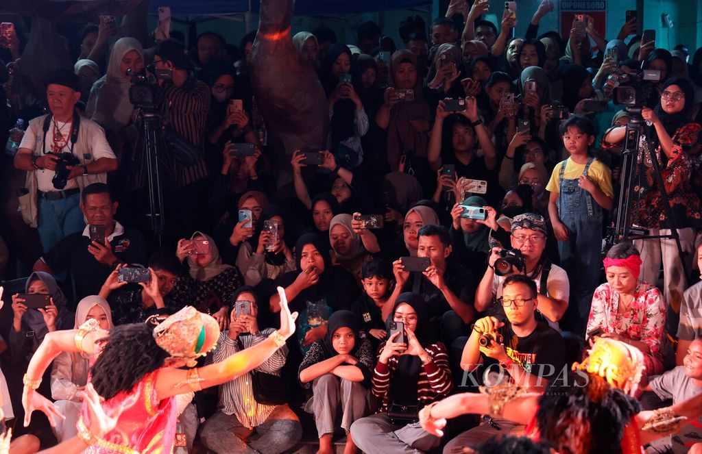 Penonton dengan beragam lapisan usia menikmati pertunjukan Wayang on The Street Semarang di Oudetrap Theatre, Kota Lama, Kota Semarang, Jawa Tengah, Jumat (9/8/2024). 