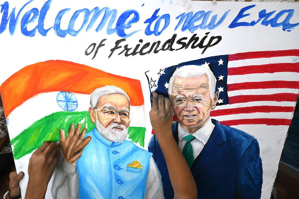 Siswa memberikan sentuhan akhir pada lukisan bergambar Perdana Menteri India Narendra Modi dan Presiden AS Joe Biden di sebuah sekolah seni di Mumbai pada 7 September 2023, menjelang KTT G20 di New Delhi, India. 