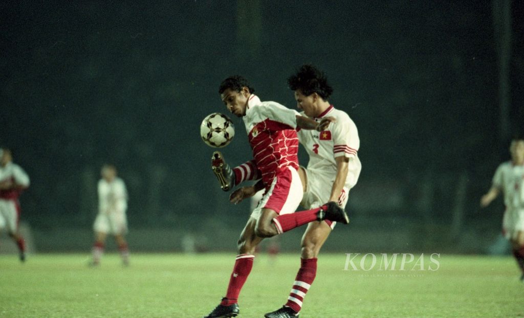Indonesia lawan Vietnam dalam babak penyisihan Grup B SEA Games XIX di Stadion Utama Senayan, Jakarta, 7 Oktober 1997. 