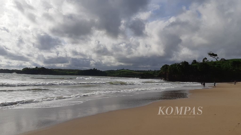 Suasana Pantai Serang di Kecamatan Panggungrejo, Kabupaten Blitar, Jawa Timur, Sabtu (11/12/2021) sore, agak lengang. Di kejauhan terlihat wisatawan tengah menikmati keindahan pantai.