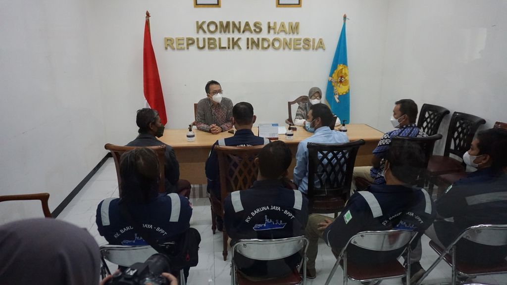 Sejumlah periset dan pegawai yang tergabung dalam Paguyuban Pegawai Pemerintah Non PNS (PPNPN) Badan Pengkajian dan Penerapan Teknologi (BPPT) melakukan audiensi di kantor Komisi Nasional Hak Asasi Manusia di Jakarta, Rabu (5/1/2022).