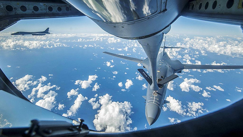 Dalam foto yang direkam pada September 2017 ini, terlihat pesawat KC-135 milik Amerika Serikat sedang mengisi bahan bakar untuk pesawat pengebom B-1B di atas Laut China Timur.