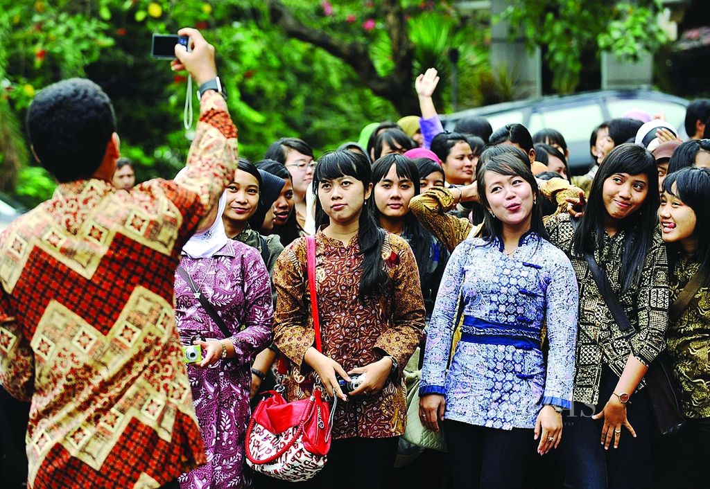 Calon tenaga kerja Indonesia yang akan diberangkatkan ke Jepang sebagai perawat rumah sakit dan perawat orang jompo saat mengikuti pelepasan keberangkatan di Kantor Badan Nasional Penempatan dan Perlindungan Tenaga Kerja Indonesia (BNP2TKI), Jakarta, 1 Juli 2011. 