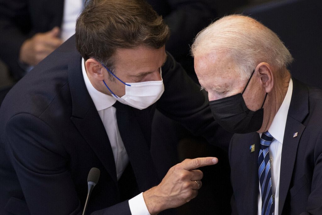 Foto yang diambil pada 14 Juni 2021 memperlihatkan Presiden Perancis Emmanuel Macron (kiri) berbincang dengan Presiden Amerika Serikat Joe Biden saat keduanya mengikuti KTT NATO di markas NATO di Brussels, Belgia. 