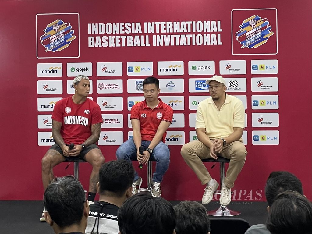 Para pemain timnas, Brandon Jawato (kiri), Andakara Prastawa (tengah), dan Arki Dikania Wisnu, menghadiri konferensi pers Indonesia Basketball International Invitational (IBII) di Indonesia Arena, Kamis (27/7/2023). 