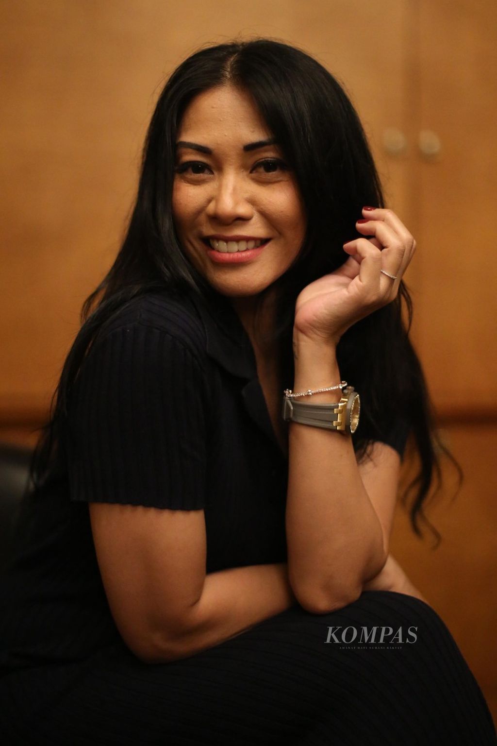 Penyanyi Anggun berpose seusai wawancara di Hotel Mulia Senayan, Jakarta, Jumat (3/5/2024).