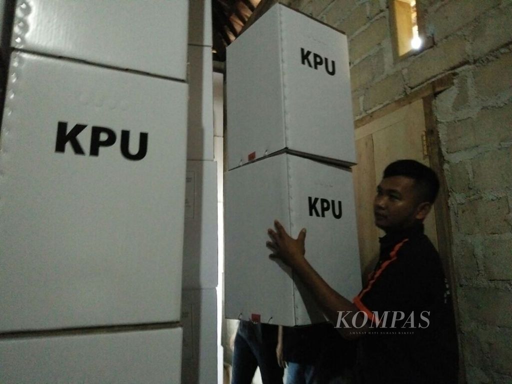 Petugas KPUD Kabupaten Tulangbawang Barat, Lampung, memindahkan kotak suara ke dalam truk untuk didistribusikan ke sembilan kecamatan di kabupaten tersebut, Minggu (12/2/2017).