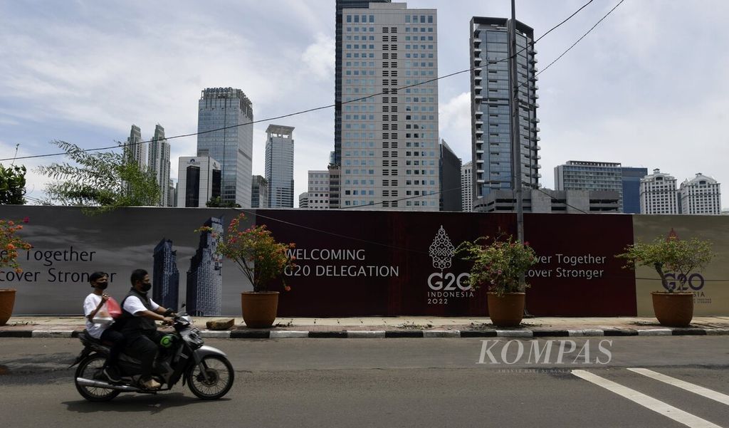 Spanduk bertemakan Presidensi G20 Indonesia terlihat di kawasan Karet Tengsin, Jakarta, Minggu (23/10/2022). Indonesia sudah memimpin G20 sejak 1 Desember 2021 dengan menggelar sejumlah pertemuan. KTT G20 akan berlangsung di Bali pada 15-16 November 2022 di tengah ketegangan geopolitik dan ancaman resesi global tahun depan. 