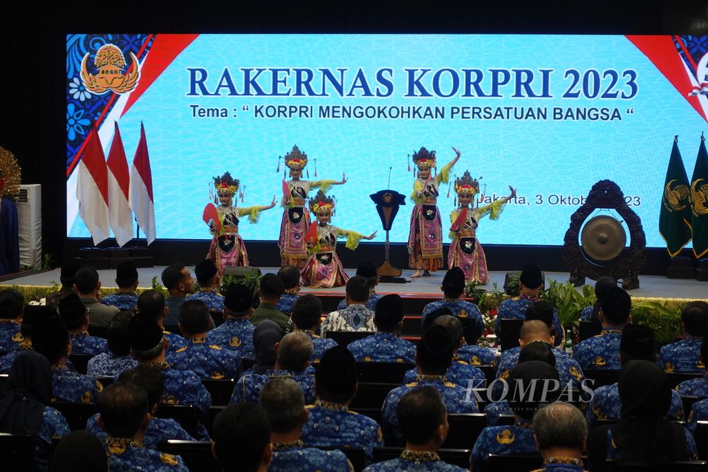 Atraksi tari yang ditampilkan pada Rapat Kerja Nasional Korps Pegawai Republik Indonesia (Korpri) Tahun 2023 di Hotel Mercure Ancol, Jakarta, Selasa (3/10/2023).