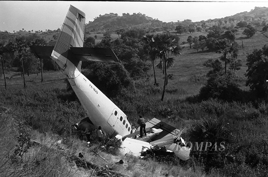 Pesawat Twin Otter MNA patah tiga setelah gagal tinggal landas dari Bandara Labuan Bajo, Kabupaten Manggarai, NTT hari Selasa (3/4/1990) pagi. Meski tubuh pesawat, khususnya bagian kokpit remuk, tak ada korban jiwa, (5/4/1990).