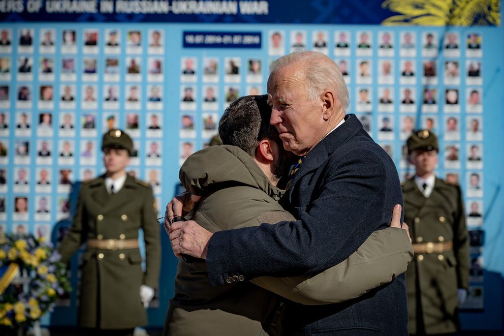 Presiden Ukraina Volodymyr Zelenskyy dan Presiden Amerika Serikat Joe Biden di Kyiv, Senin (20/2/2023). Selama Biden di Kyiv, Rusia menghentikan serangan udara ke Ukraina