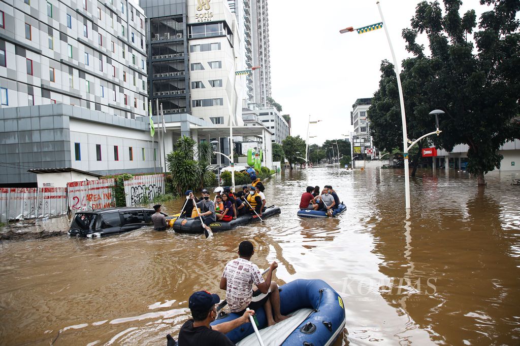 Petugas mengevakuasi warga di kawasan Kemang, Jakarta Selatan, yang terendam banjir, Sabtu (20/2/2021). 