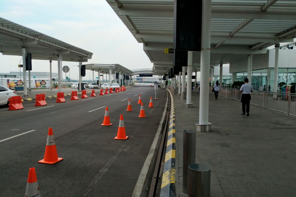 Petugas berjalan di antara lorong yang sepi dari aktivitas penumpang pesawat di Bandara Internasional Ahmad Yani, Kota Semarang, Jawa Tengah, Jumat (7/5/2021). 