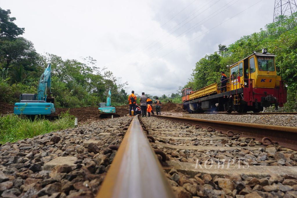 Tiga alat berat dikerahkan untuk membersihkan material longsoran di Desa Gununglurah, Kecamatan Cilongok, Kabupaten Banyumas, Jawa Tengah, Senin (4/12/2023). Akibat longsor ini, 16 kereta api harus memutar lewat jalur utara.