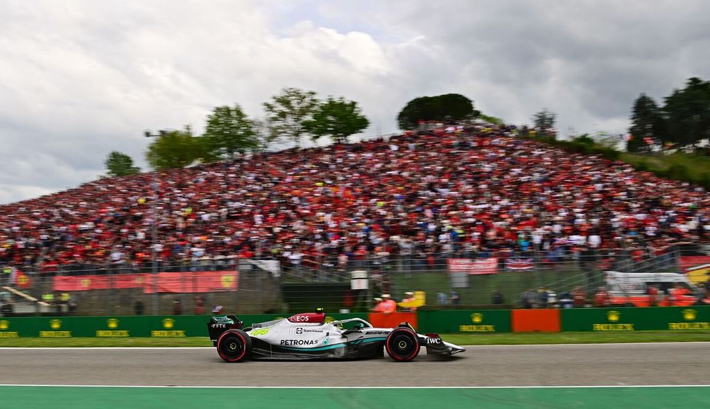 Pebalap tim Mercedes, Lewis Hamilton, memacu mobilnya pada sesi balap sprint di Sirkuit Internasional Enzo and Dino Ferrari, Imola, Italia, pada F1 seri Emilia Romagna, Italia, Sabtu (23/4/2022).