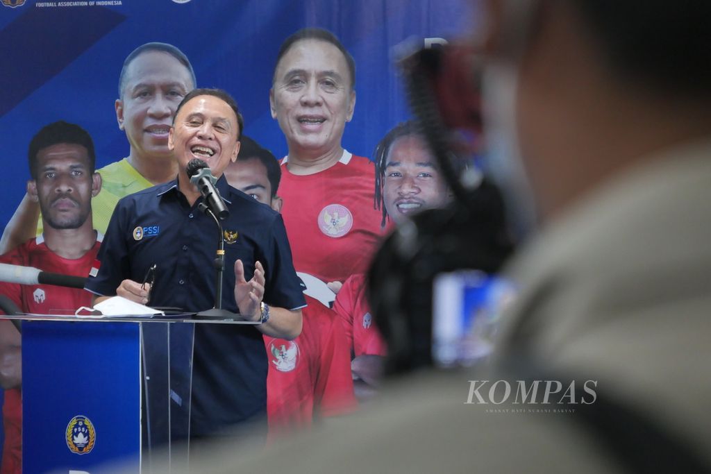 Ketua Umum Persatuan Sepak Bola Seluruh Indonesia (PSSI) Mochamad Iriawan memberikan kata sambutan dalam peresmian Pusat Medis PSSI di GBK Arena Senayan, Jakarta, Senin (14/3/2022). 
