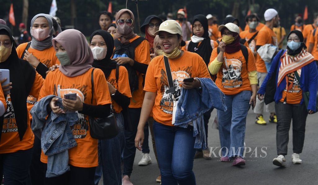 Buruh perempuan mengikuti peringatan Hari Buruh Internasional di Stadion Gelora Bung Karno, Jakarta, Sabtu (14/5/2022). Buruh perempuan saat ini masih menghadapi ancaman kekerasan dan pelecehan di dunia kerja. Kehadiran regulasi yang mengatur pencegahan dan penghapusan kekerasan menjadi kunci dalam melindungi perempuan pekerja. 